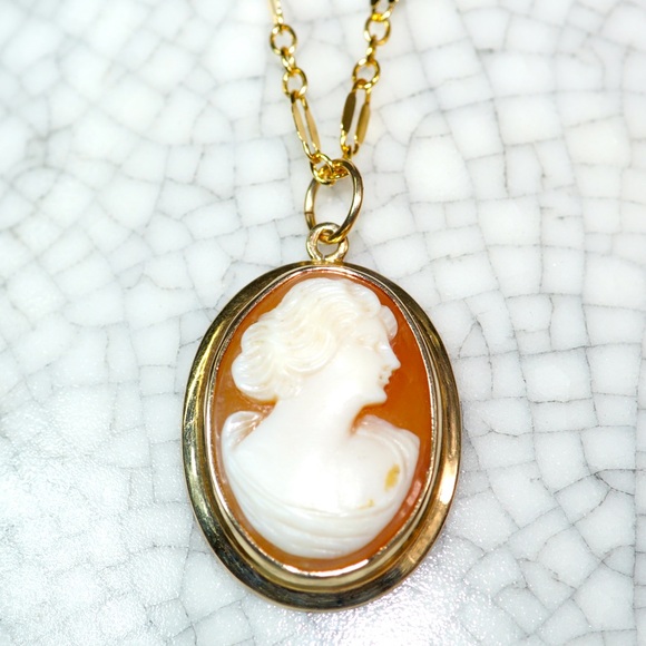 Jewelry - Vintage Hand Carved Shell Cameo Necklace